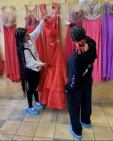 Cheerleaders’ DRIP Project Helps Everyone Have a Great Prom